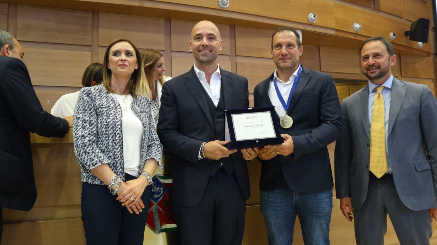 L'Assessore Palazzo ed il Presidente nazionale di OPES, Juri Morico, premiano Fabrizio Loffreda, Presidente della Lega Calcio a 8