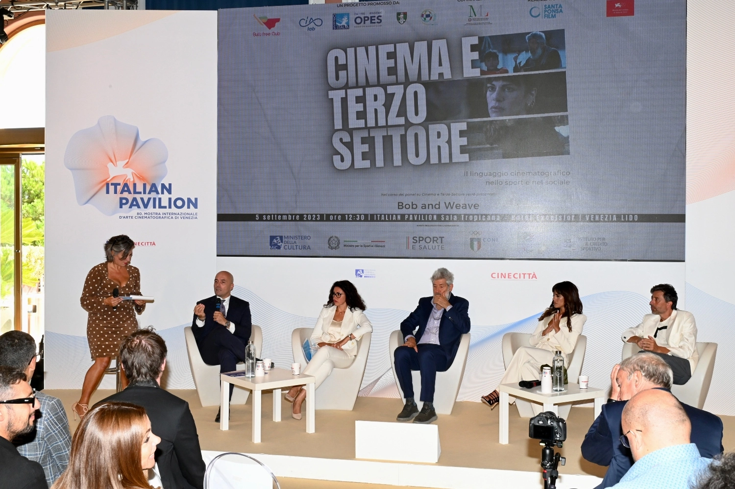 il viceministro maria teresa bellucci applaude il panel cinema e terzo settore ed il cortometraggio bob and weave