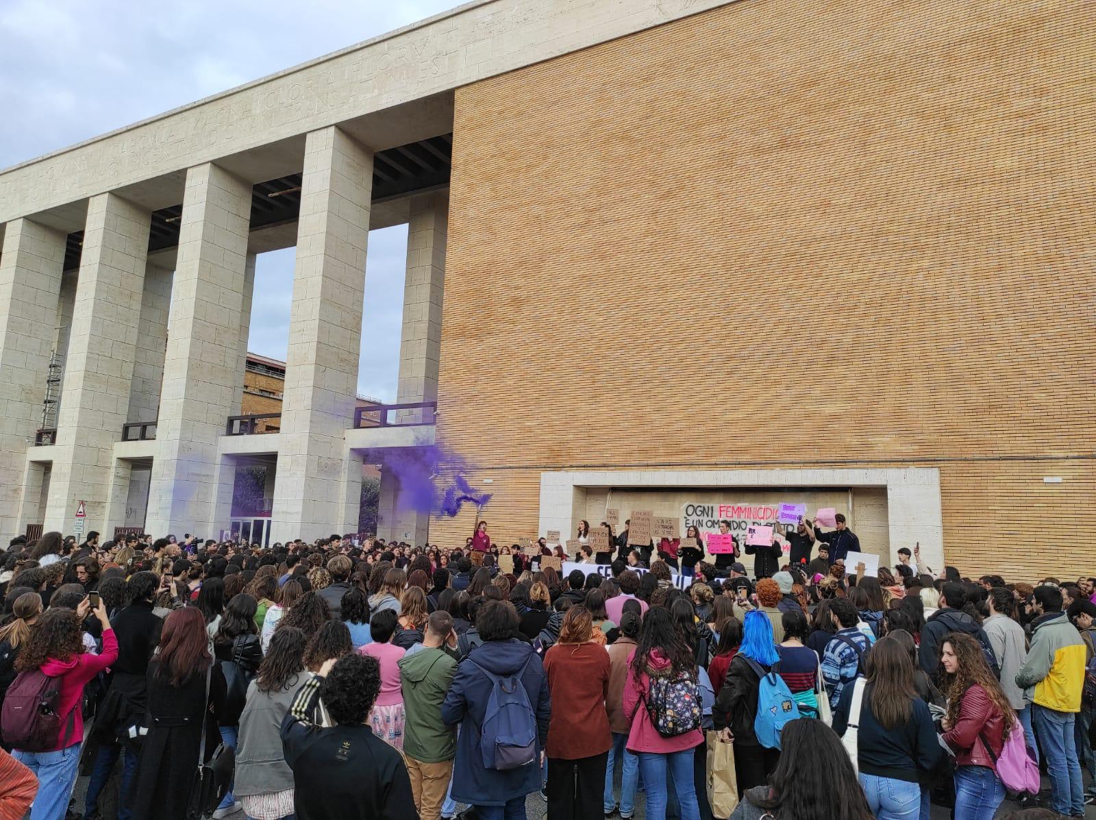 Gli studenti alla Sapienza: manifestazione per le vittime di violenza