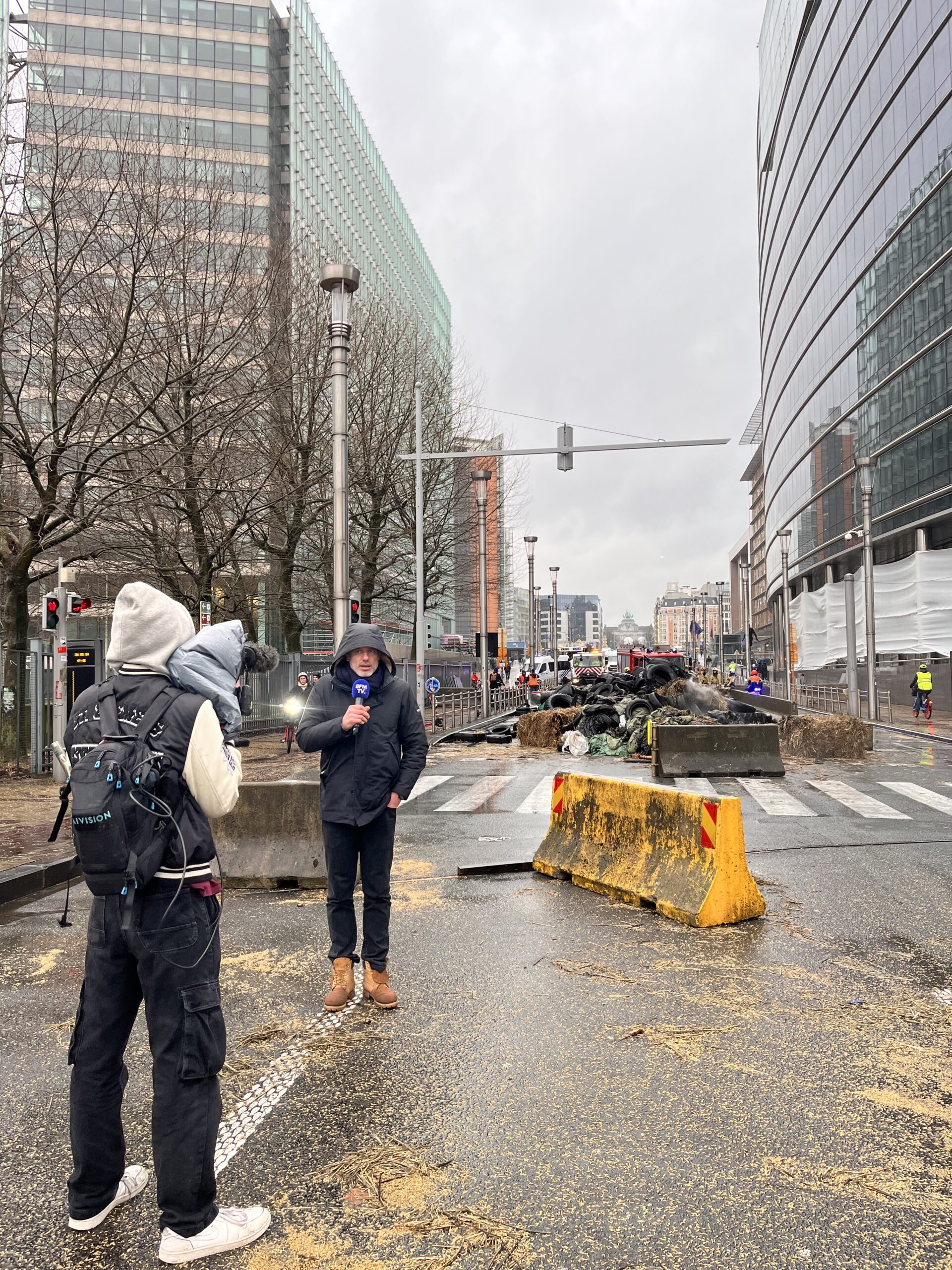 Protesta dei trattori, a Bruxelles i media raccontano le tensioni tra gli agricoltori e le forze di polizia