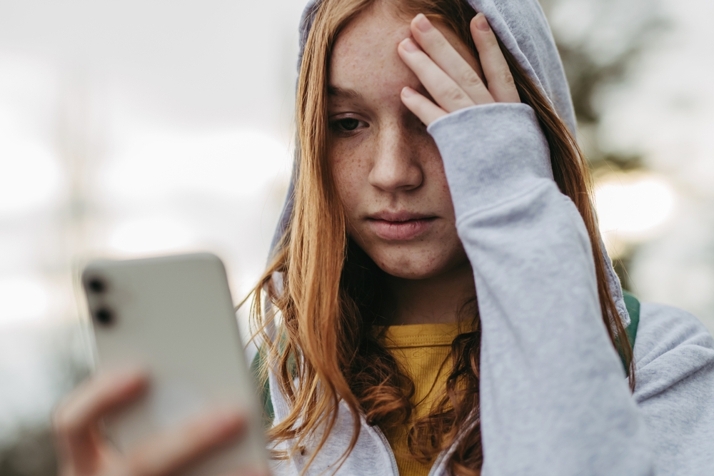 Cyberbullismo: quando la violenza attraversa lo schermo e ferisce la dignità della persona