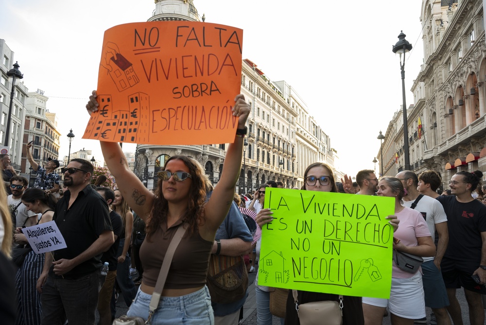 Dalla crisi abitativa a Madrid al collasso scolastico a Parigi: le proteste di piazza spingono i governi europei a risposte d'emergenza.